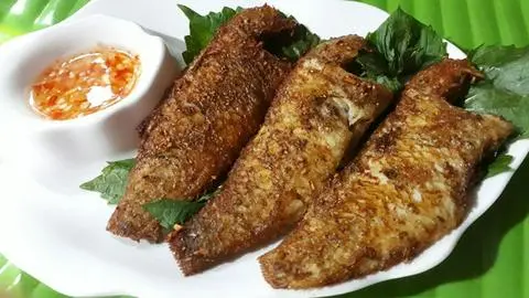 Hình ảnh Cơm Cá Mó Chiên Giòn Chấm Mắm Tỏi Ớt