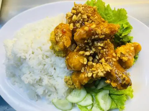 Hình ảnh Cơm Gà Xốt Mắm Tỏi+Coca M