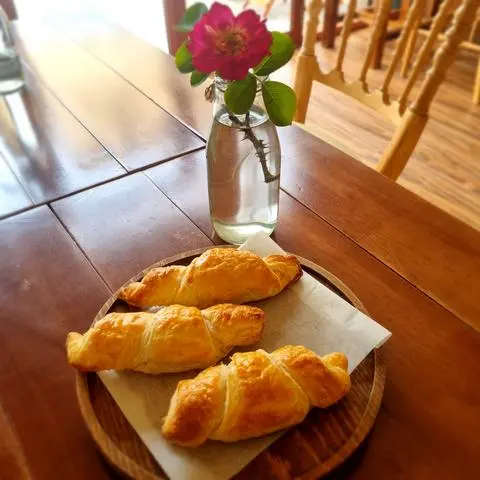 Hình ảnh Bánh croissant nhân trứng muối (60g)