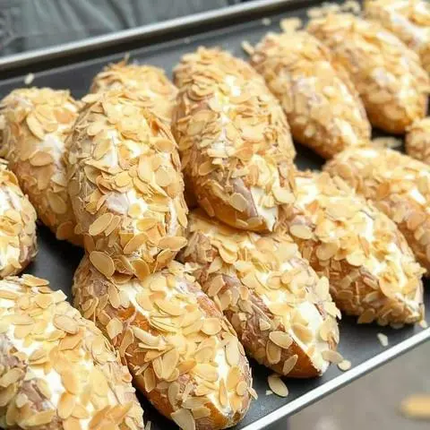 Hình ảnh Bánh mỳ mềm kem hạnh nhân