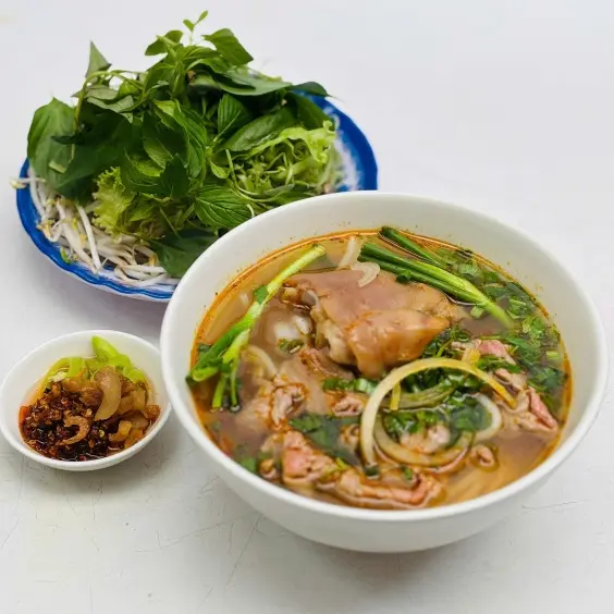 Hình ảnh Bún bò giò tái