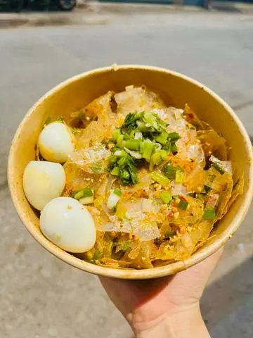 Hình ảnh Bánh tráng dẻo mỡ hành trứng cút