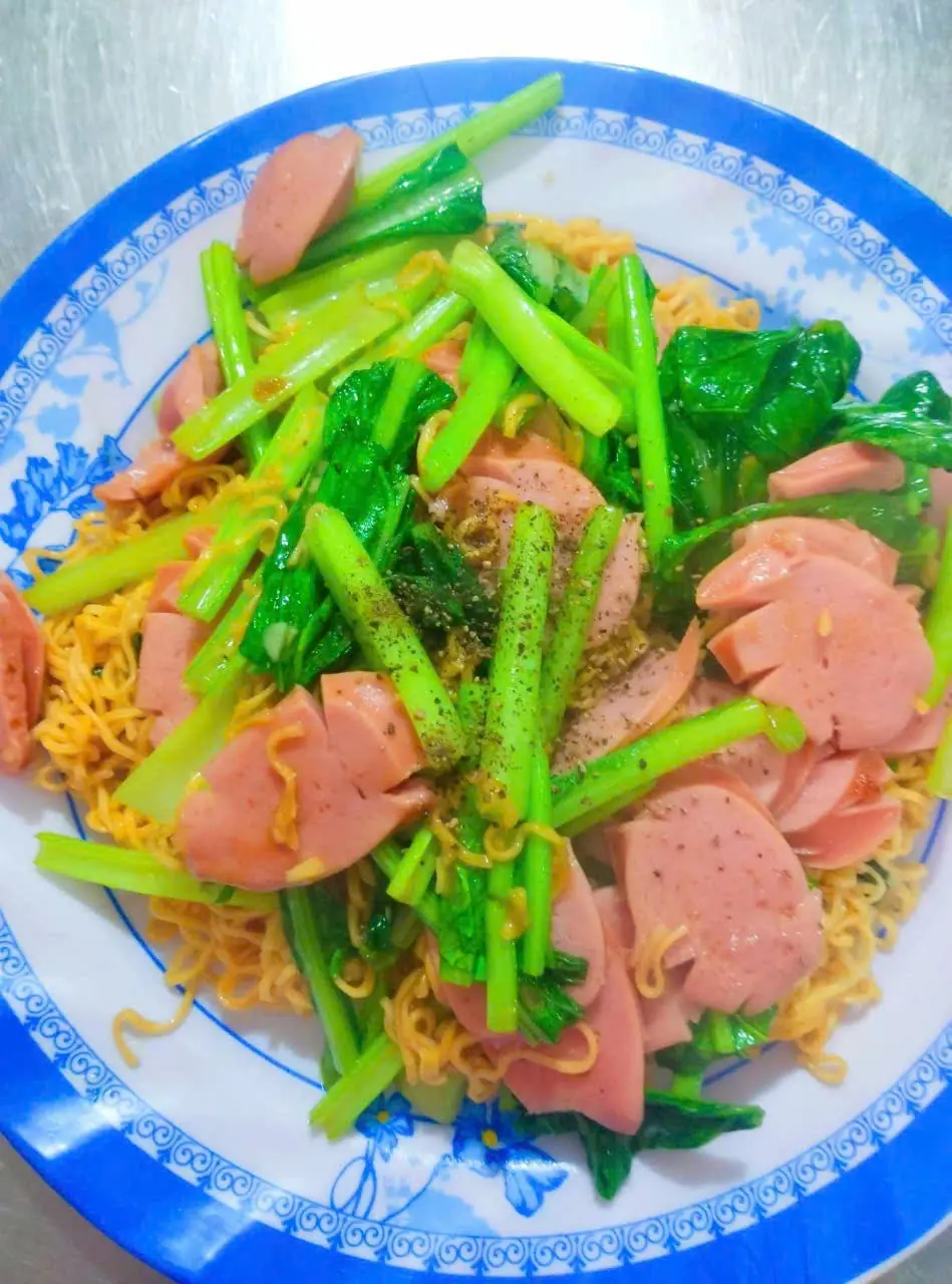 Hình ảnh Mì Xào Xúc Xích Cắt Lát (2 cây)
