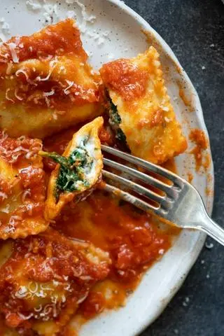 Hình ảnh Ravioli ricotta e spinat w tomato cream sauce