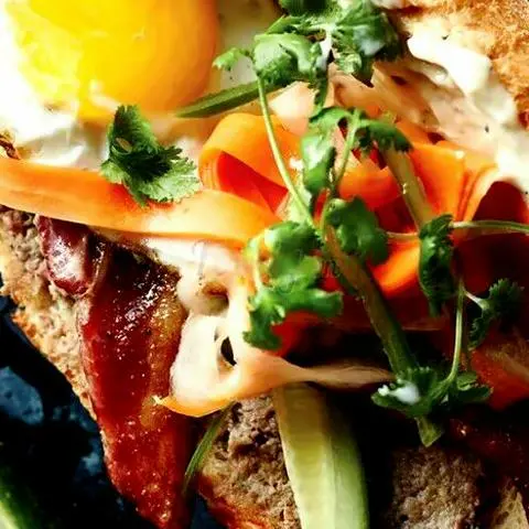 Hình ảnh Bánh Mì Tròn Sườn Đặc Biệt