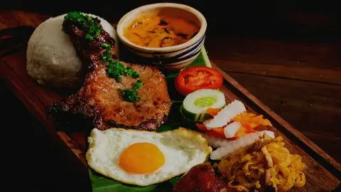 Hình ảnh Cơm sườn và trứng ốp la