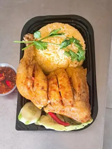 Hình ảnh Cơm Đùi Gà Góc Tư
