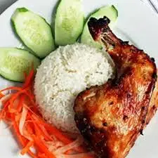 Hình ảnh cơm đùi gà góc tư nướng 