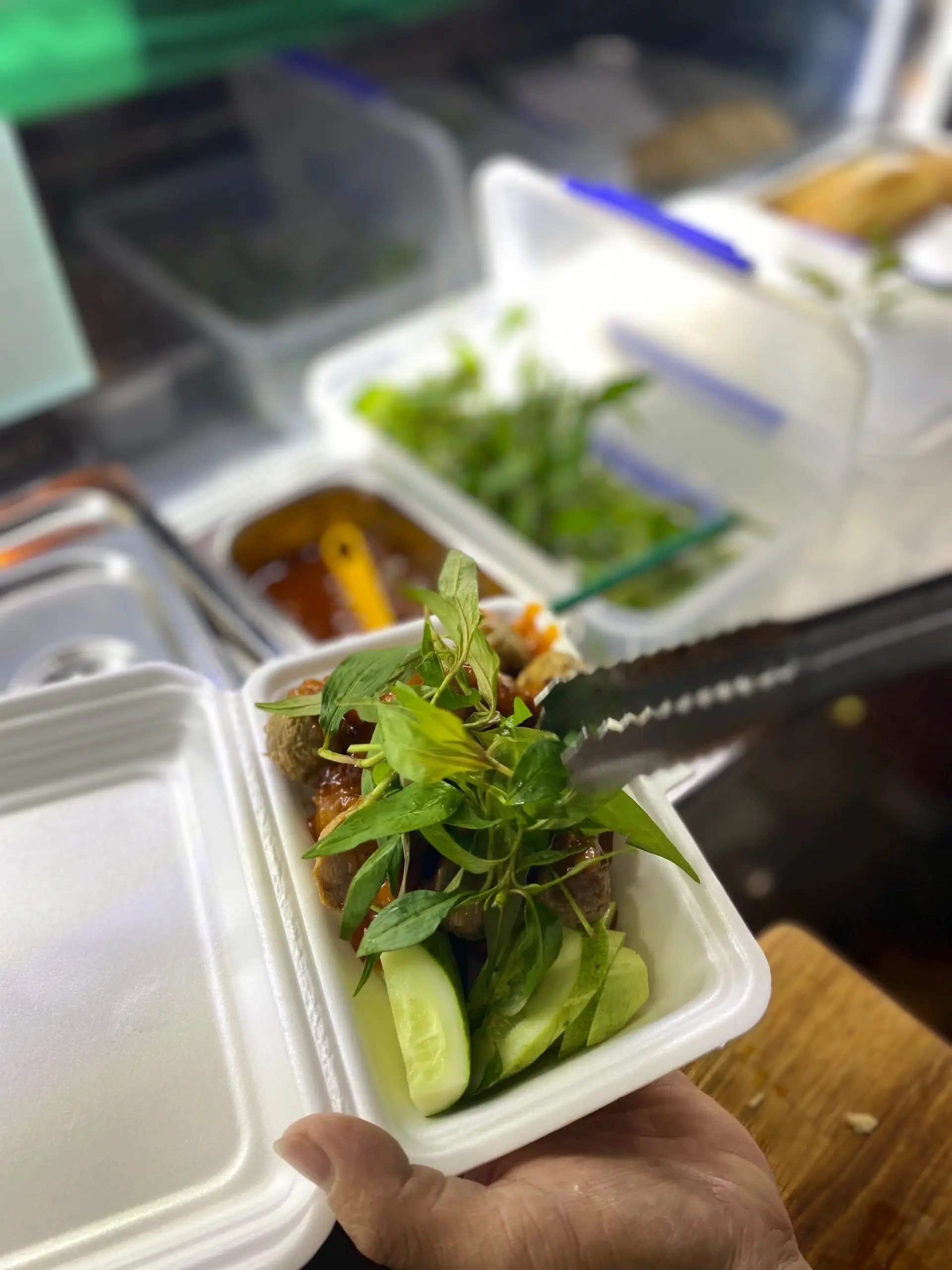 Hình ảnh Bò viên gân nướng đá sốt tomyum