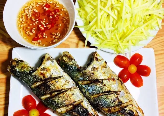 Hình ảnh Cơm cá nục chiên giòn ( kèm mắm tỏi) 