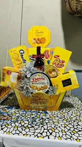 Hình ảnh Giỏ quà Tết 9 món CÓ RƯỢU (màu vàng)