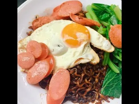 Hình ảnh mỳ tương đen kèm xúc xích 