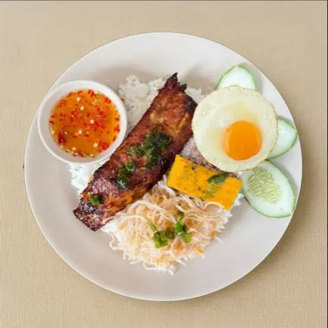 Hình ảnh SƯỜN CỘNG QUAY +BÌ+CHẢ+TRỨNG ỐP LA