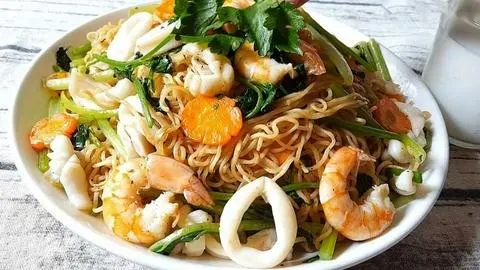 Hình ảnh Mì gói xào hải sản 