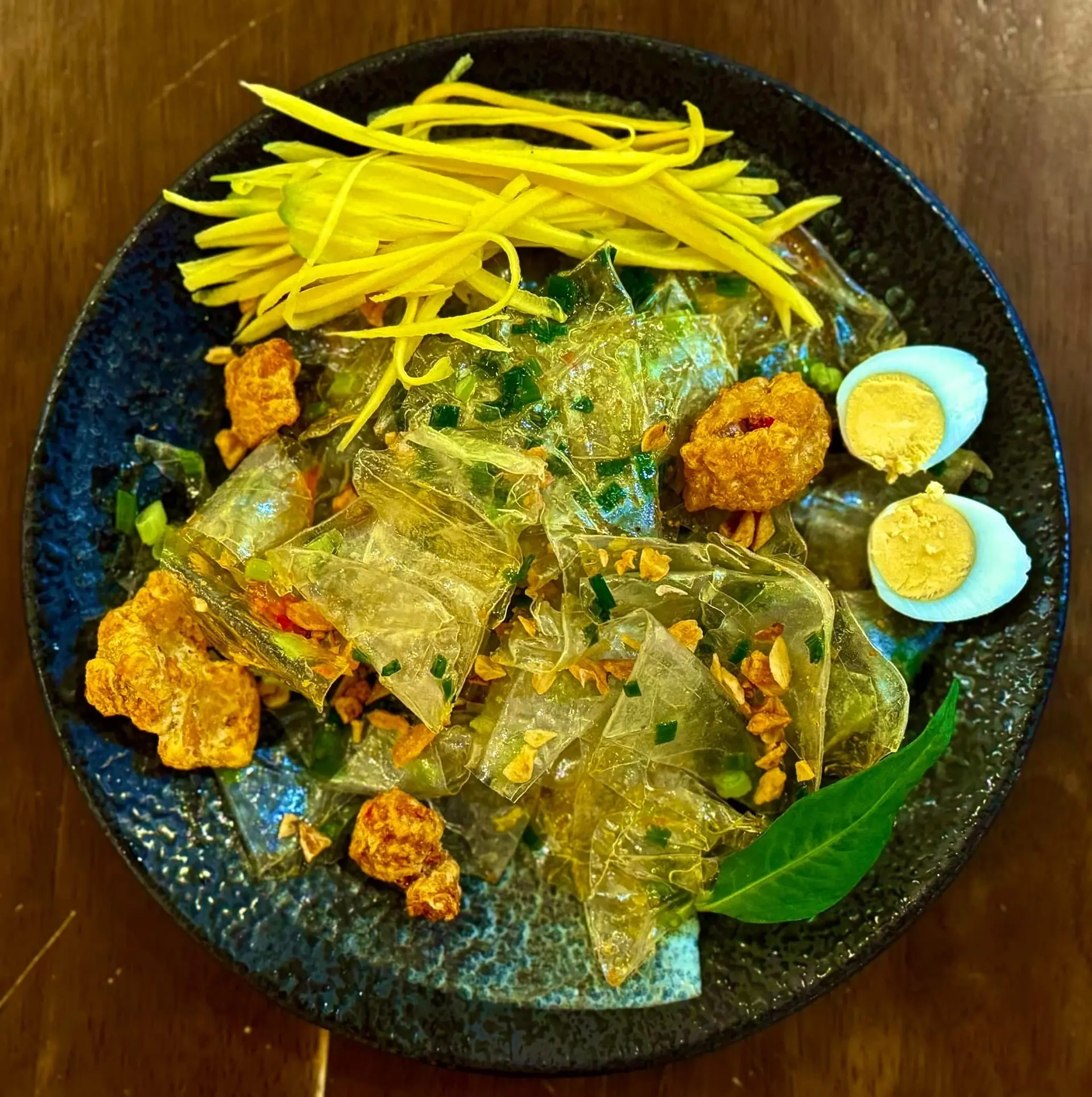 Hình ảnh Bánh tráng xoài trứng cút