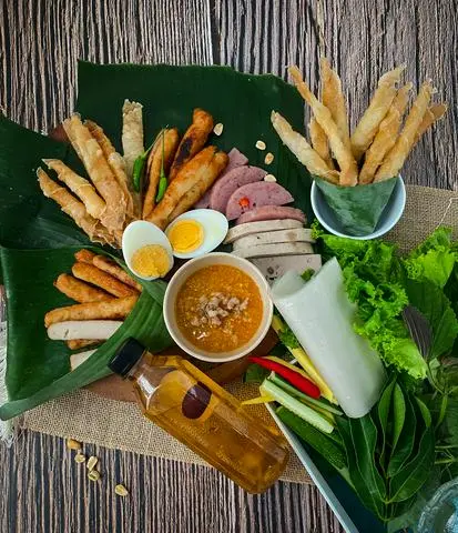 Hình ảnh 1 NGƯỜI NO NÊ ĐÃ KHÁT ( Phần tá lả + Bánh giòn thêm + nem thêm +1 sâm bông cúc )
