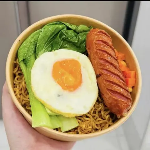 Hình ảnh Mì trộn Trứng xúc xích