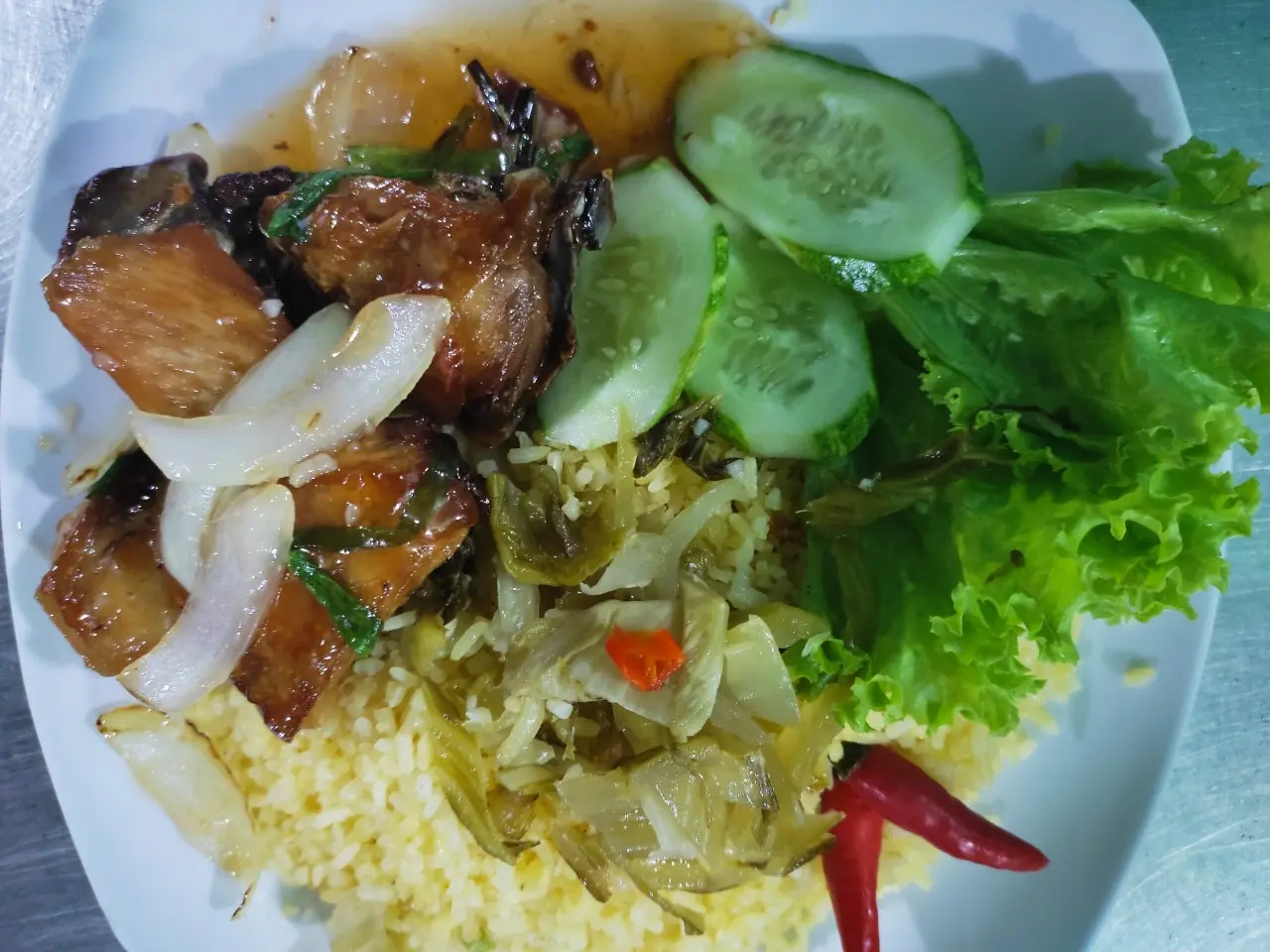 Hình ảnh Cơm gà chiên sốt mắm