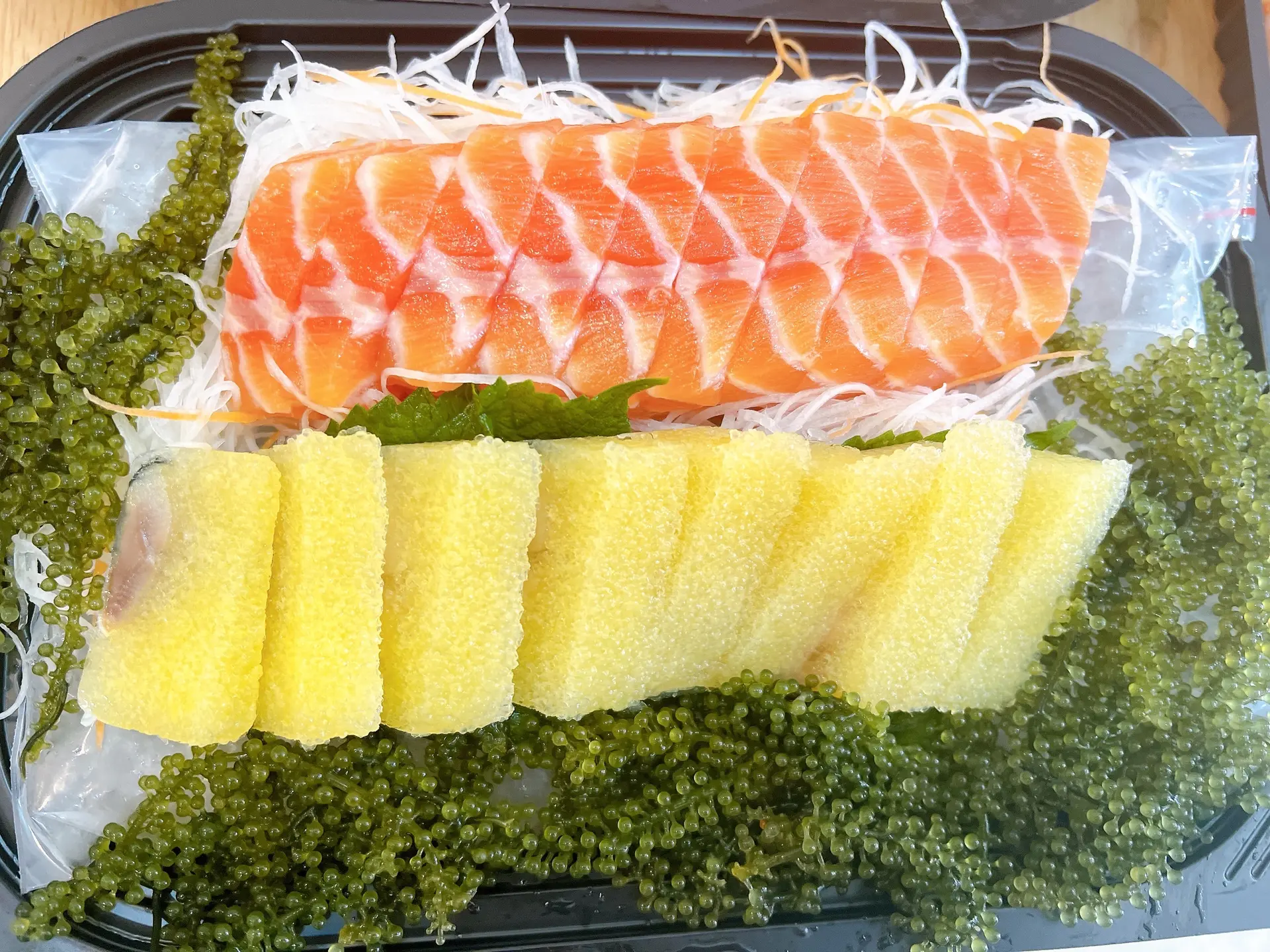 Hình ảnh S27 - sashimi combo cá hồi và cá trích mỗi loại 10m