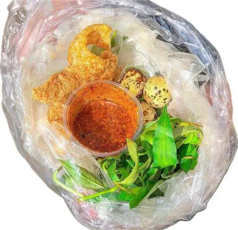 Hình ảnh Bánh Tráng Chấm Sốt + 1 Da Heo + Trứng (Hủ Nhỏ)