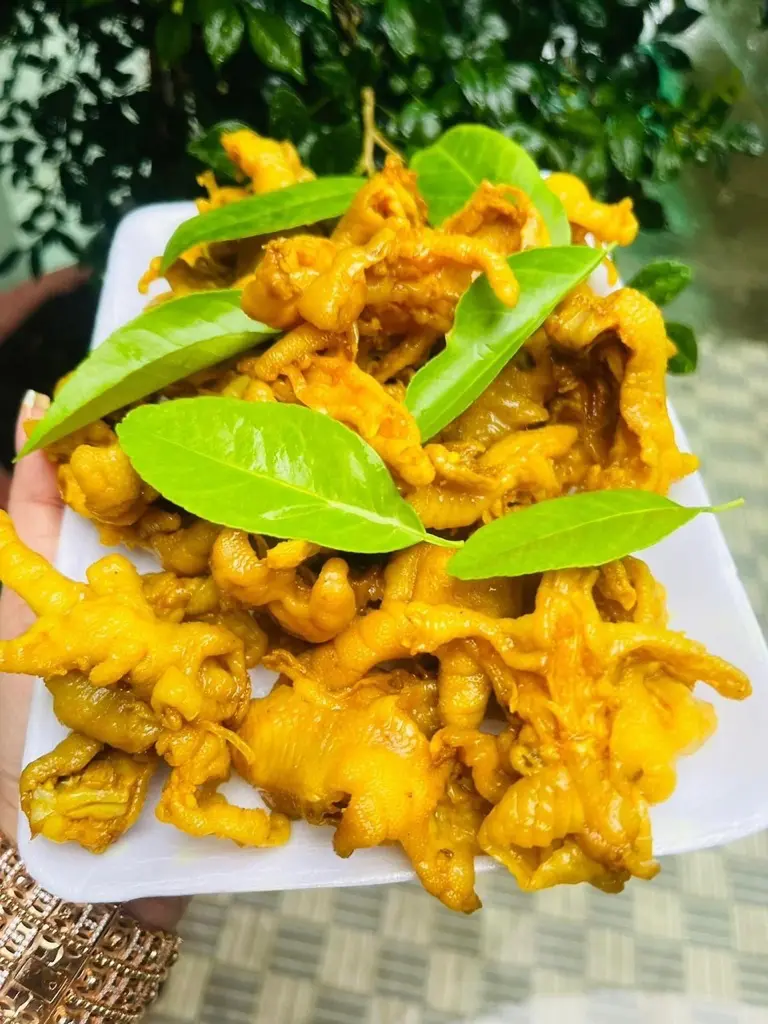 Hình ảnh Khay Chân Gà Rút Xương Kèm 2 Hũ Sốt Chấm