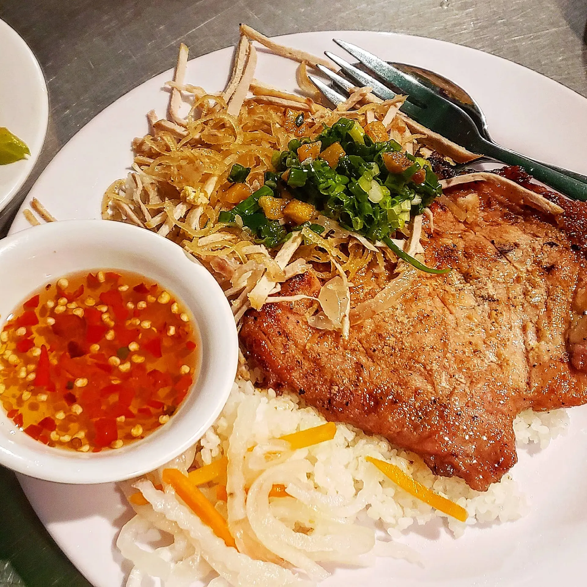 Hình ảnh Cơm tấm sườn nướng(Tặng ly trà tắc) 