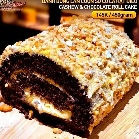 Hình ảnh Bánh bông lan cuộn chocolate hạt điều