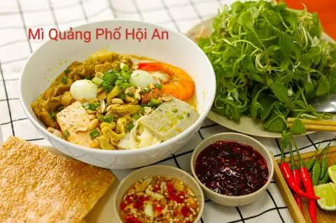 Hình ảnh Mì quảng đặc biệt phố Hội An
