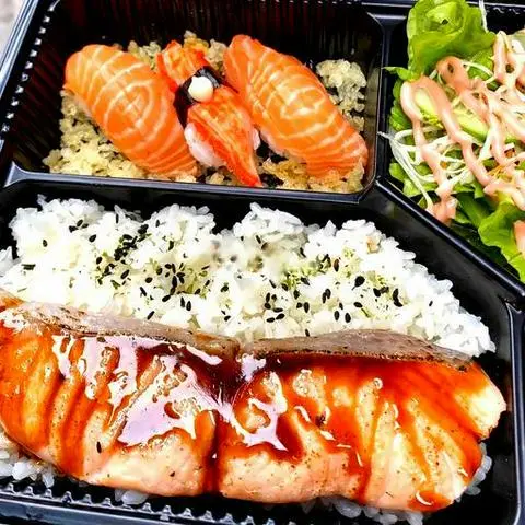 Hình ảnh Bento cơm cá hồi nướng