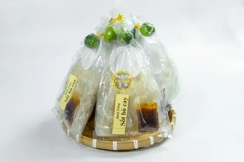 Hình ảnh Bánh Tráng Chấm Sốt Bò Cay