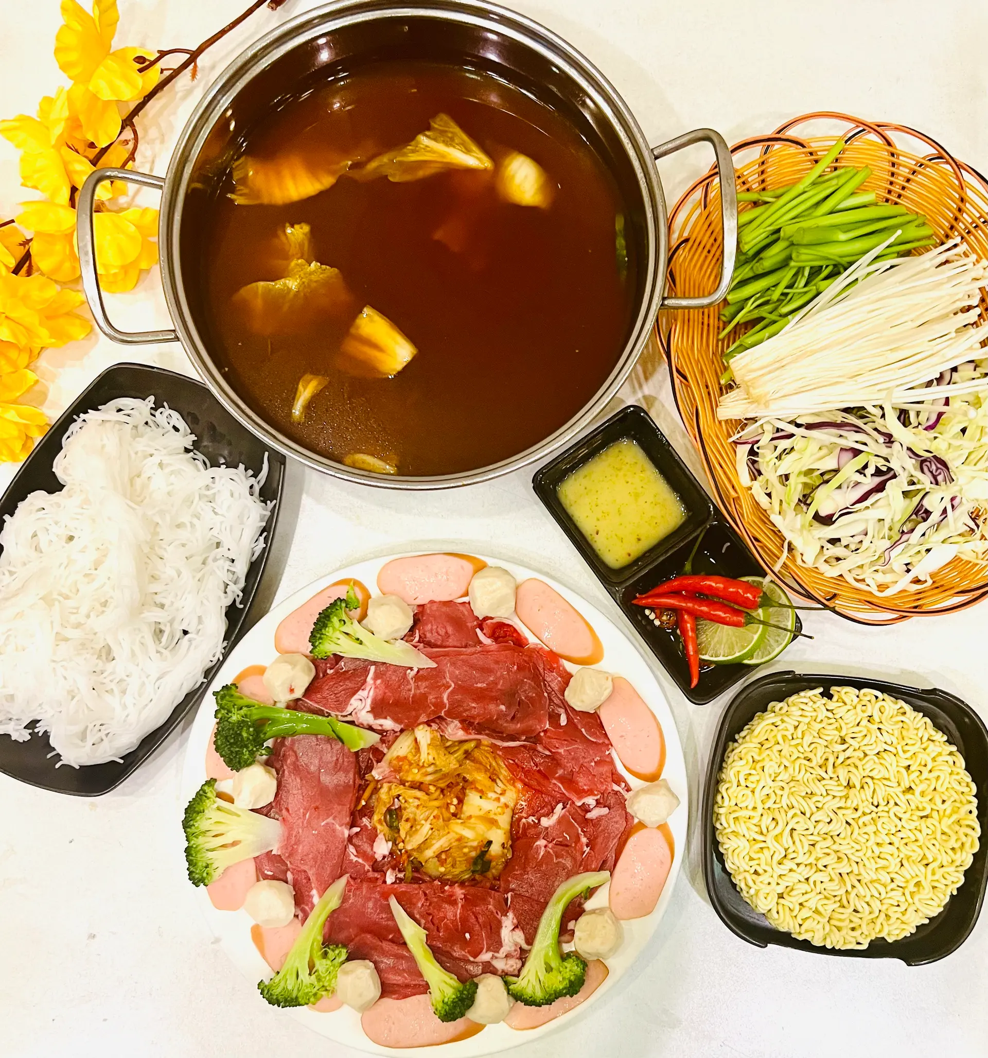 Hình ảnh Lẩu bò việt ( vị tomyum/ vị kim chi)