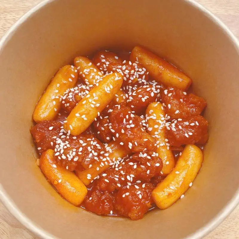 Hình ảnh Tokbokki Gà Sốt Cay Hàn Quốc (Bánh Gạo)