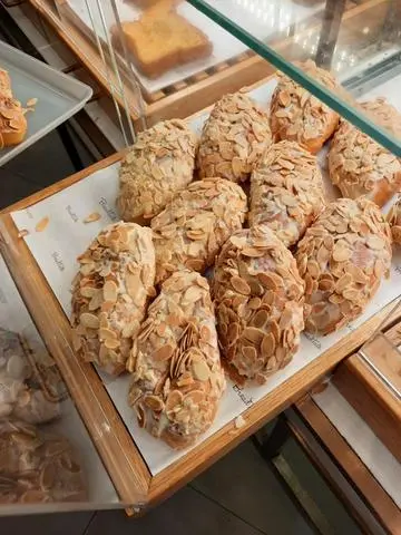 Hình ảnh Bánh Mì Kem Tươi Hạnh Nhân 