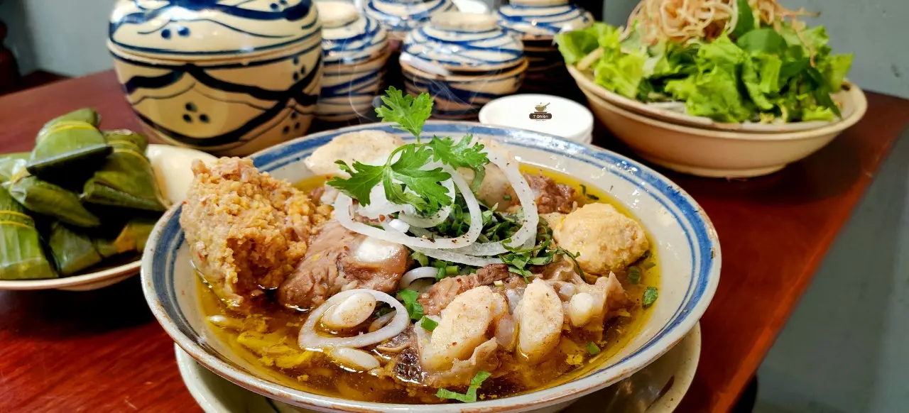 Hình ảnh Bún sườn non sụn bò chả ghẹ riêu