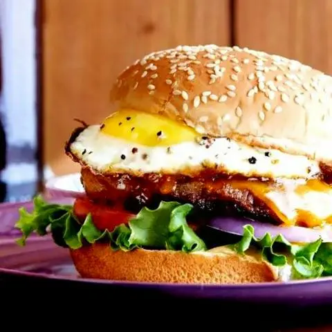 Hình ảnh BURGER BÒ TRỨNG PHÔ MAI