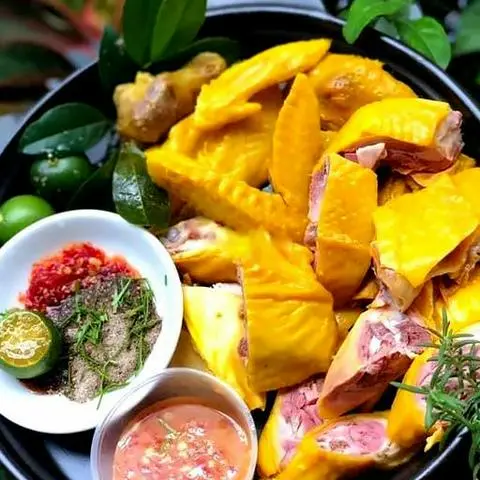 Hình ảnh Gà Ủ Muối Nửa Con