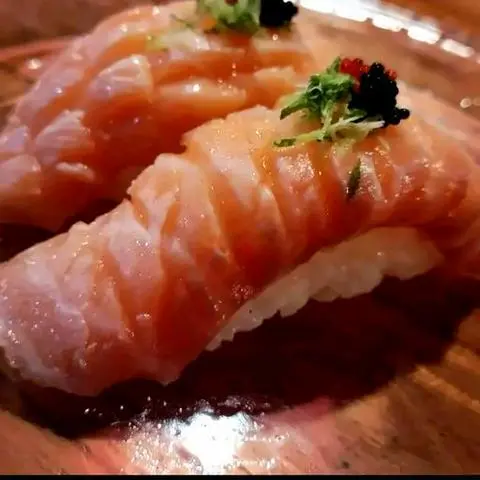 Hình ảnh  Bụng cá hồi và trứng tobiko