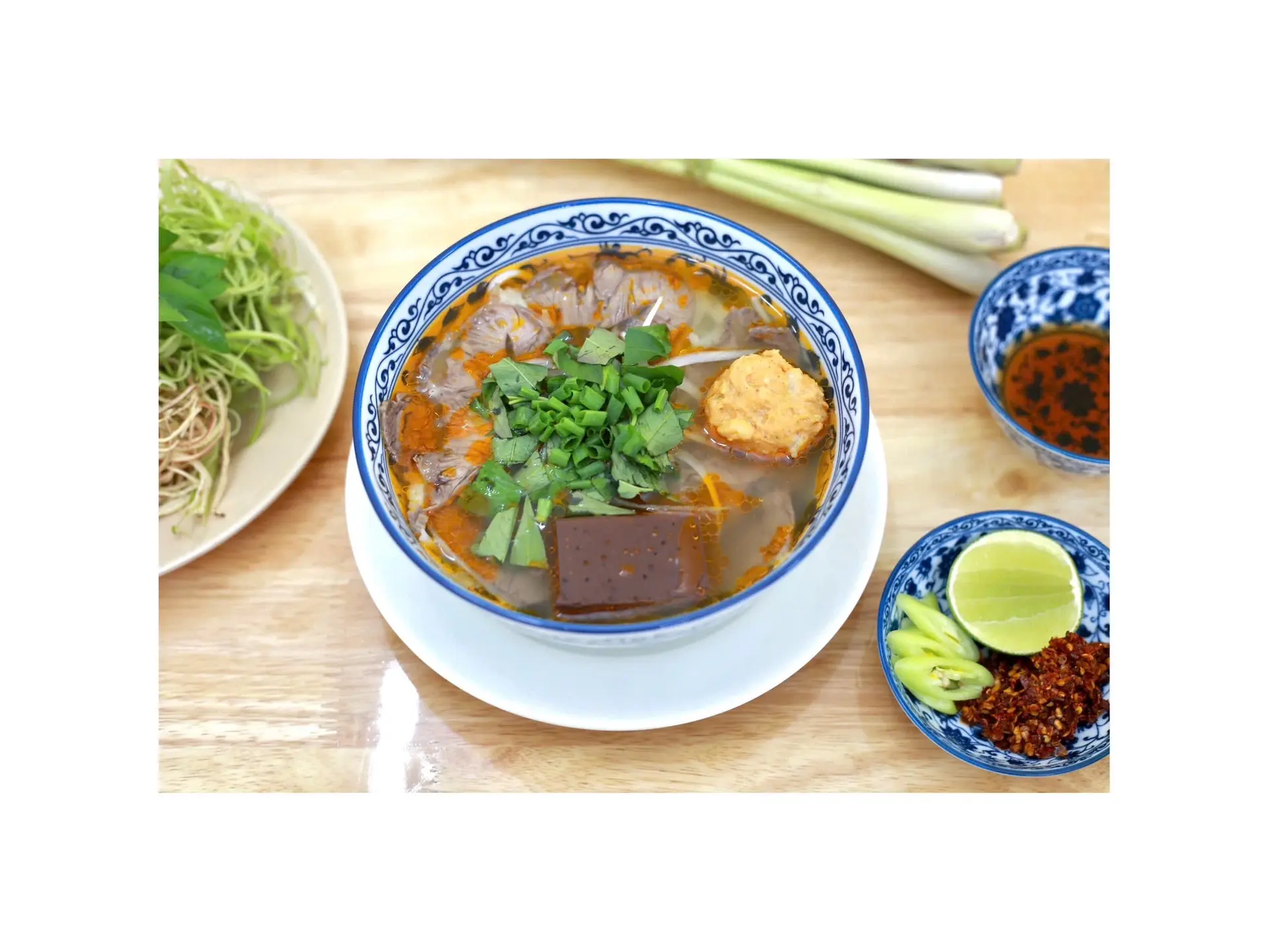 Hình ảnh Bún bò nạm chả cua