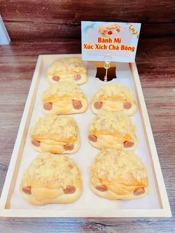 Hình ảnh Bánh Mì Xúc Xích Chà Bông  