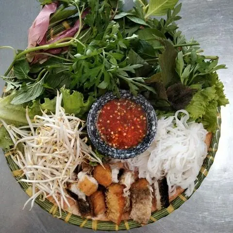 Hình ảnh Cá lóc chiên,thịt luộc cuốn rau rừng