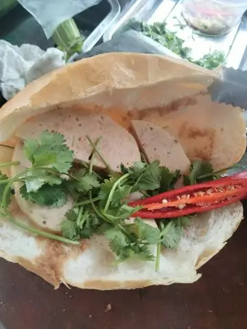Hình ảnh BÁNH MÌ CHẢ LỤA 