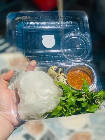 Hình ảnh Bánh tráng chấm hết nhạt nhoà 