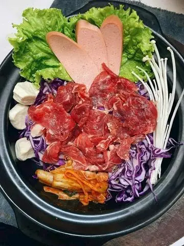 Hình ảnh Mì cay kim chi bò, xúc xích, cá viên, tôm viên
