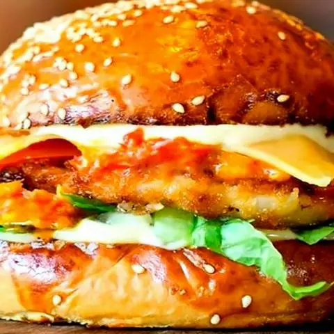 Hình ảnh BURGER GÀ GIÒN 2 TẦNG TRỨNG PHÔ MAI - 1 COCA