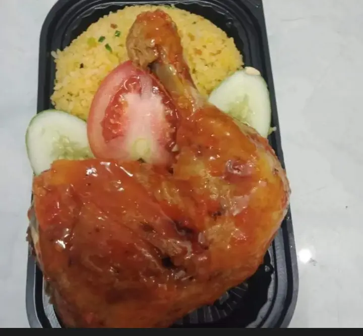 Hình ảnh 1 cơm gà má đùi sốt thái+ 1 cơm chiên đùi gà sốt me 