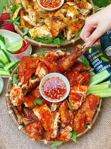 Hình ảnh combo gà quay ớt đỏ cơm lam bánh bao