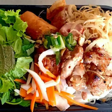 Hình ảnh Bún thịt nướng đầy đủ