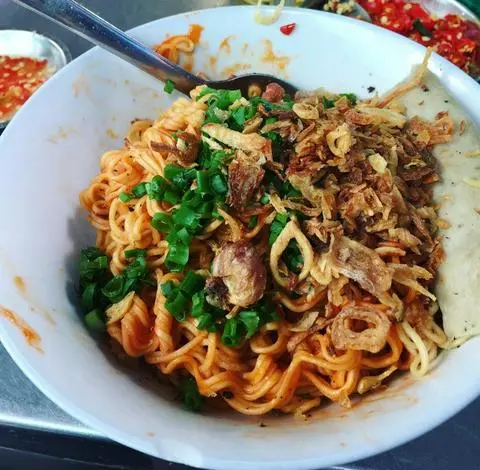 Hình ảnh Mì Gói Trộn Khô Trứng