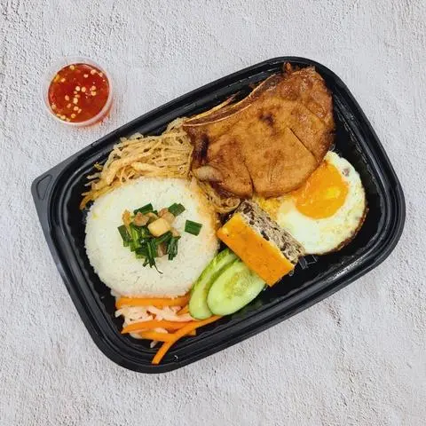 Hình ảnh Cơm thịt nướng - trứng ốp la - bì - 