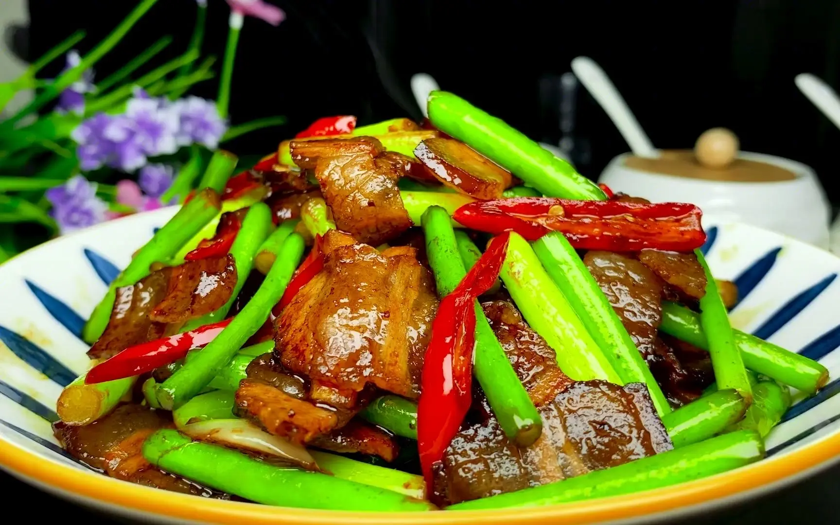 Hình ảnh Thịt xông khói xào ngọng tỏi - 腊肉炒蒜苔